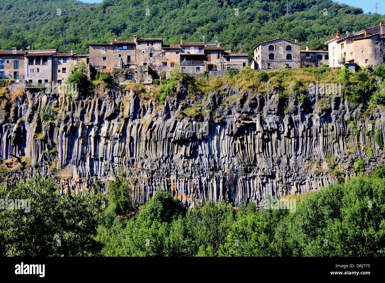 Urbanisation auf vulkanischen Klippen, Castellfollit De La Roca, Katalonien, Spanien Stockfoto