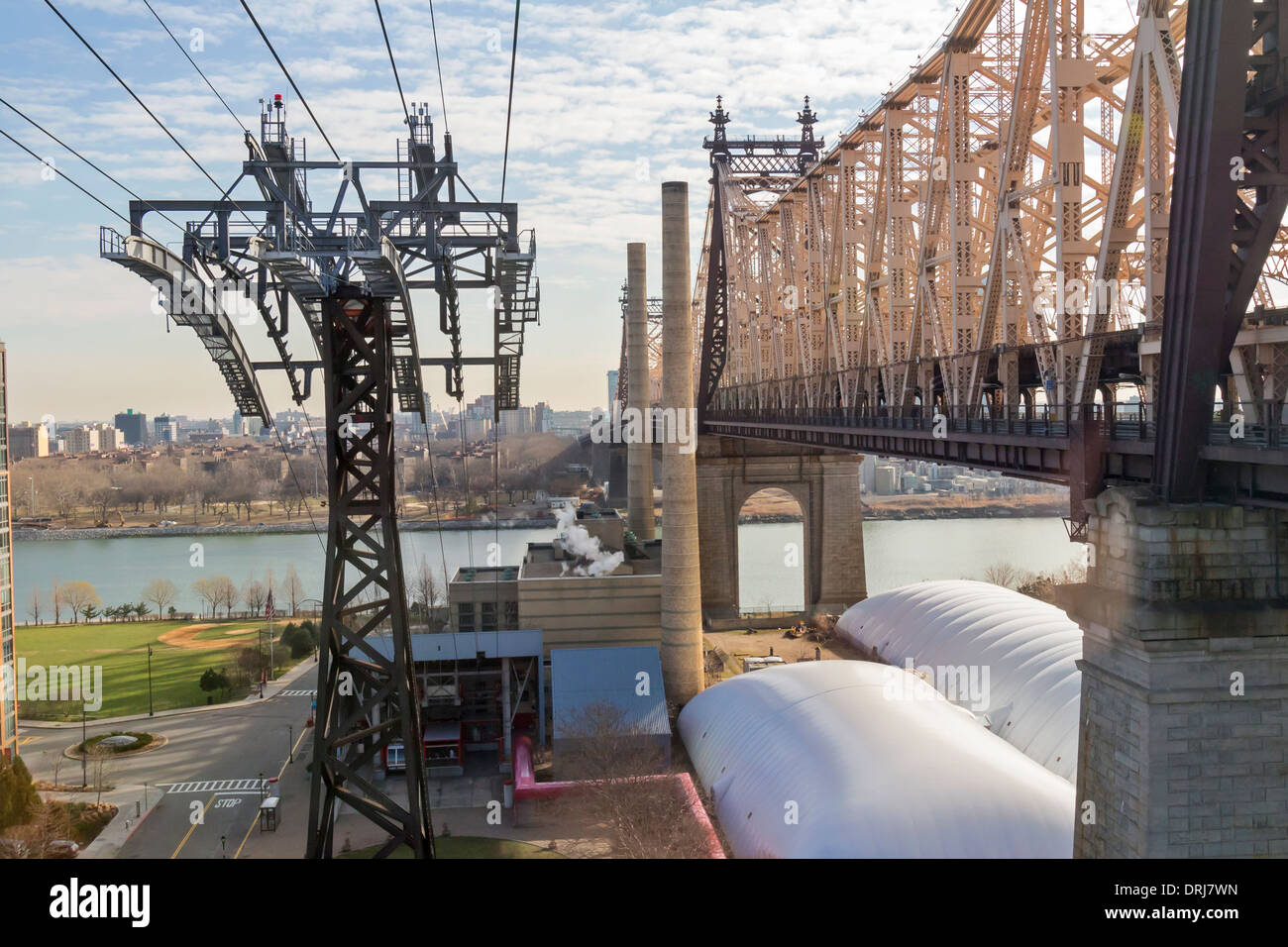 Ein Blick auf die 59th Street Bridge verbindet Roosevelt Island nach Manhattan, New York City. Stockfoto