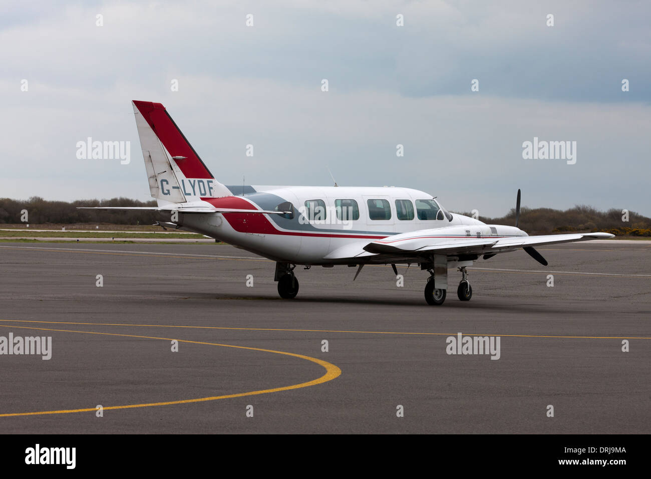 Piper PA-31-350 Navajo Chieftan G-LYDF auf Schürze am Lydd Flughafen geparkt Stockfoto