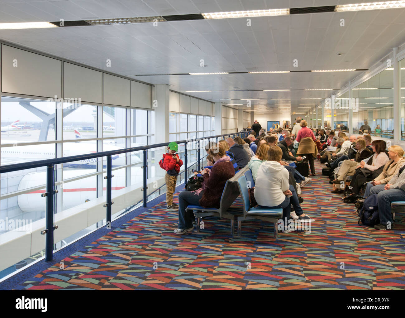 Gatwick Airport North Terminal Passagiere warten in der Abflughalle. Ungespitzten Stockfoto