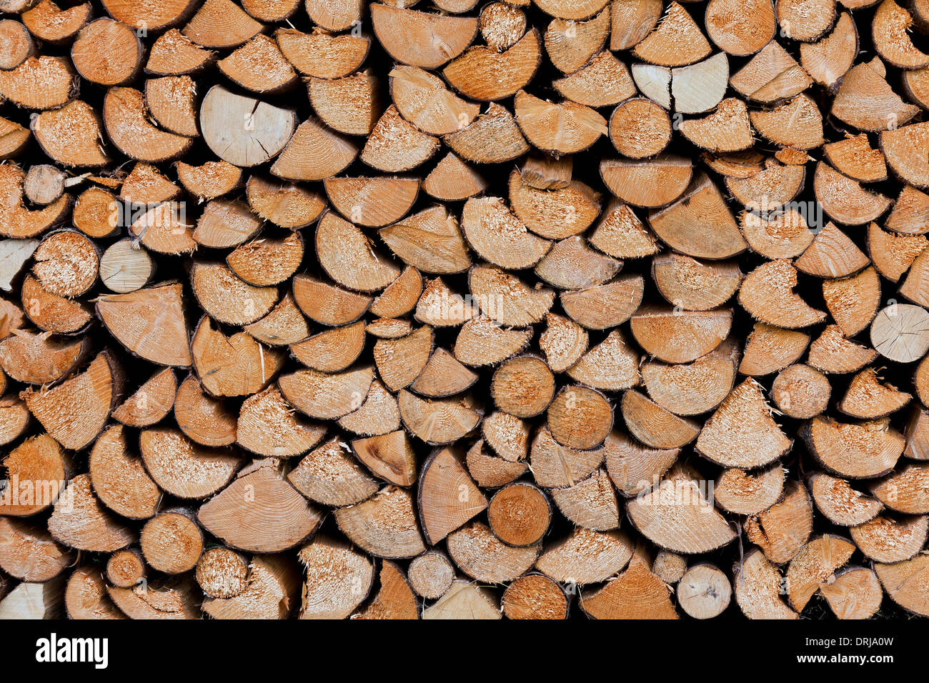 Stapel von Spaltebrennholz als Brennholz verwendet Stockfoto