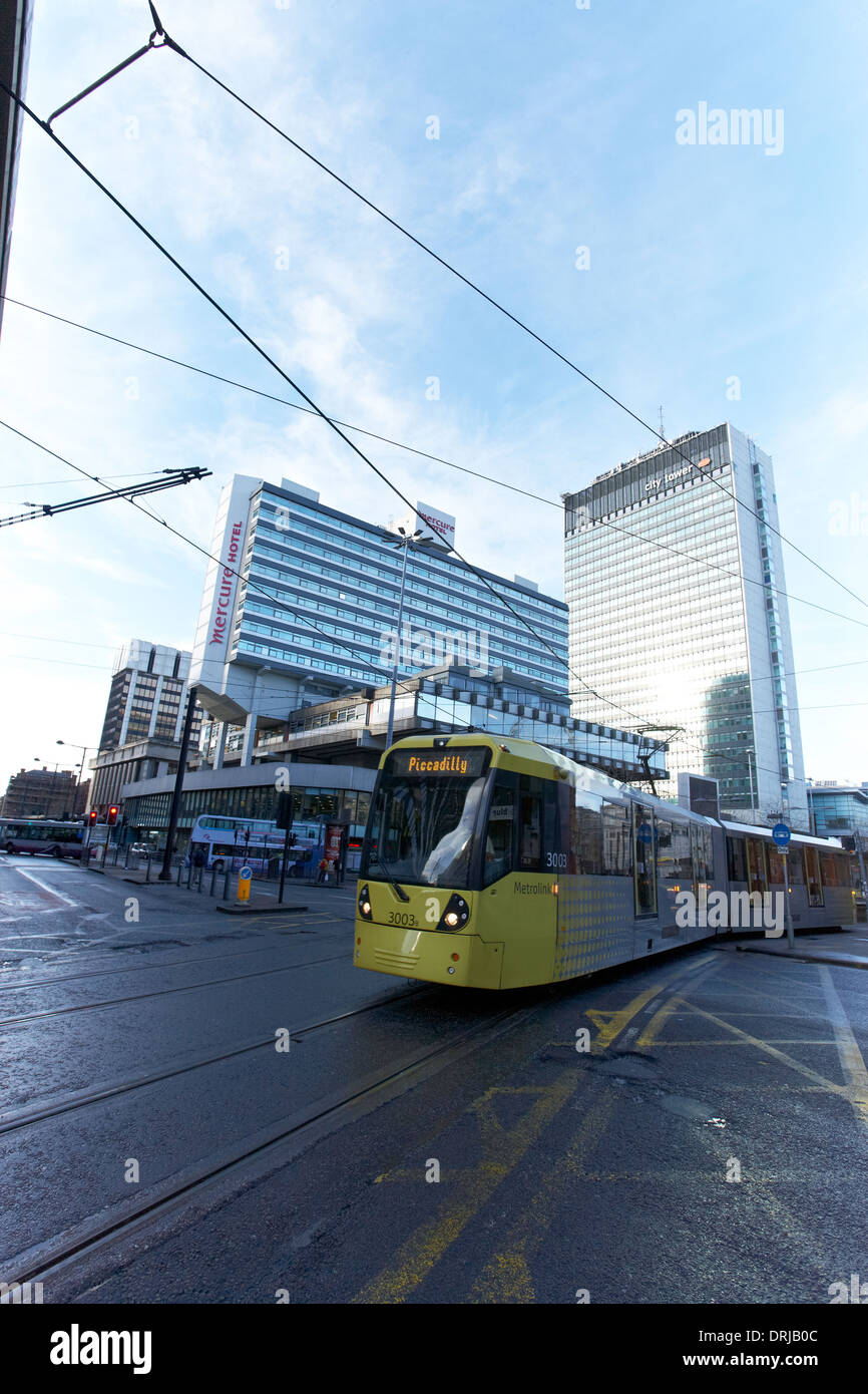 Straßenbahn verlassen Piccadilly Busbahnhof in der Innenstadt von Manchester UK Stockfoto