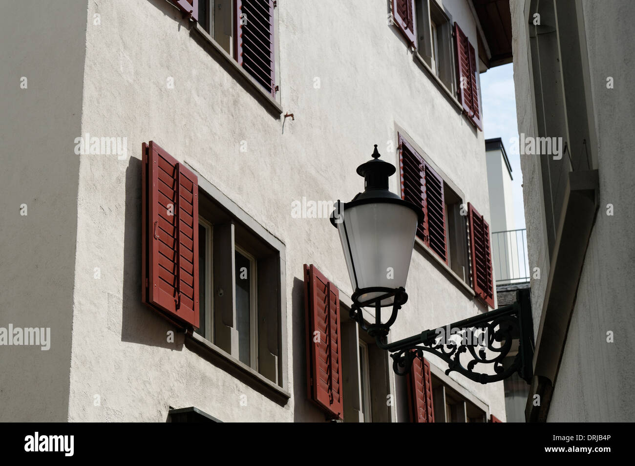 Alten Stil Straßenlaterne mit weißen Wand und braune Vorhänge hinter sich,  Zürich, Schweiz Stockfotografie - Alamy