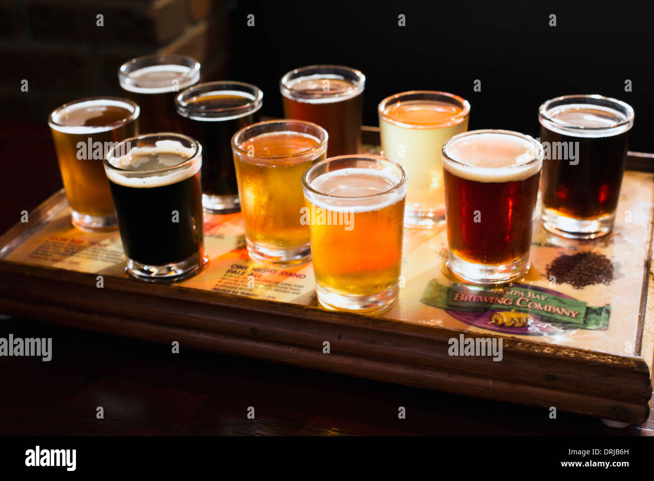 Flug von Bier zur Verkostung in einer Gasthausbrauerei Stockfoto