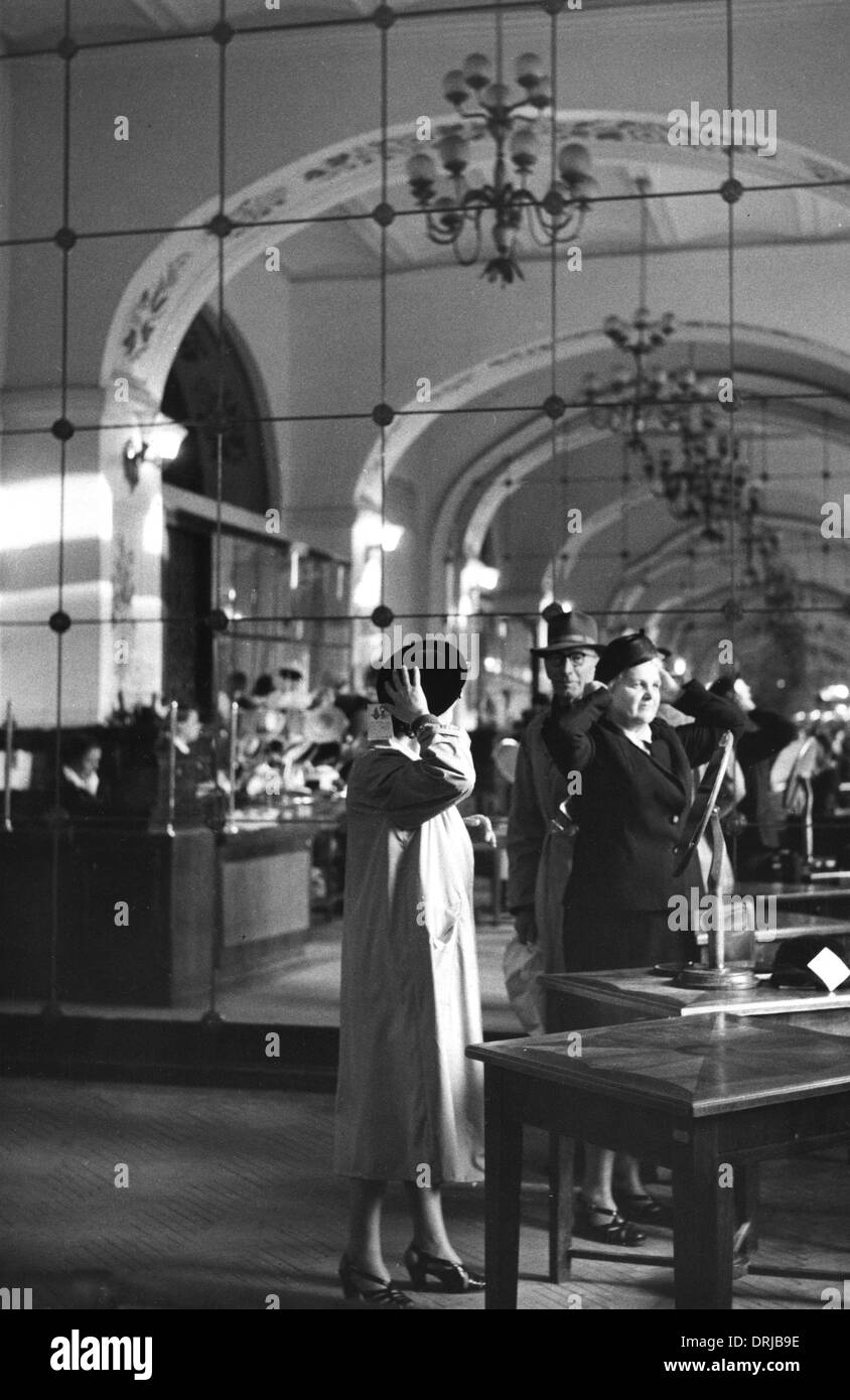 Frauen, die versuchen auf Mützen im Ladengeschäft, Moskau, Russland Stockfoto