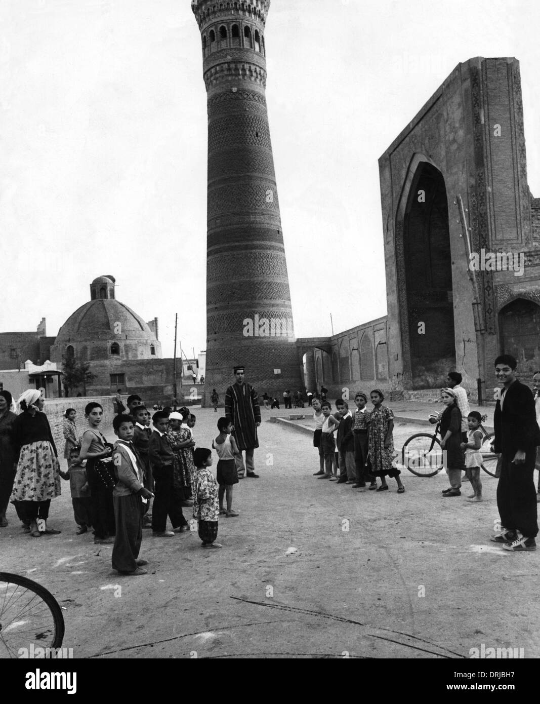 Menschen vor dem Turm des Todes, Buchara, Zentralasien Stockfoto