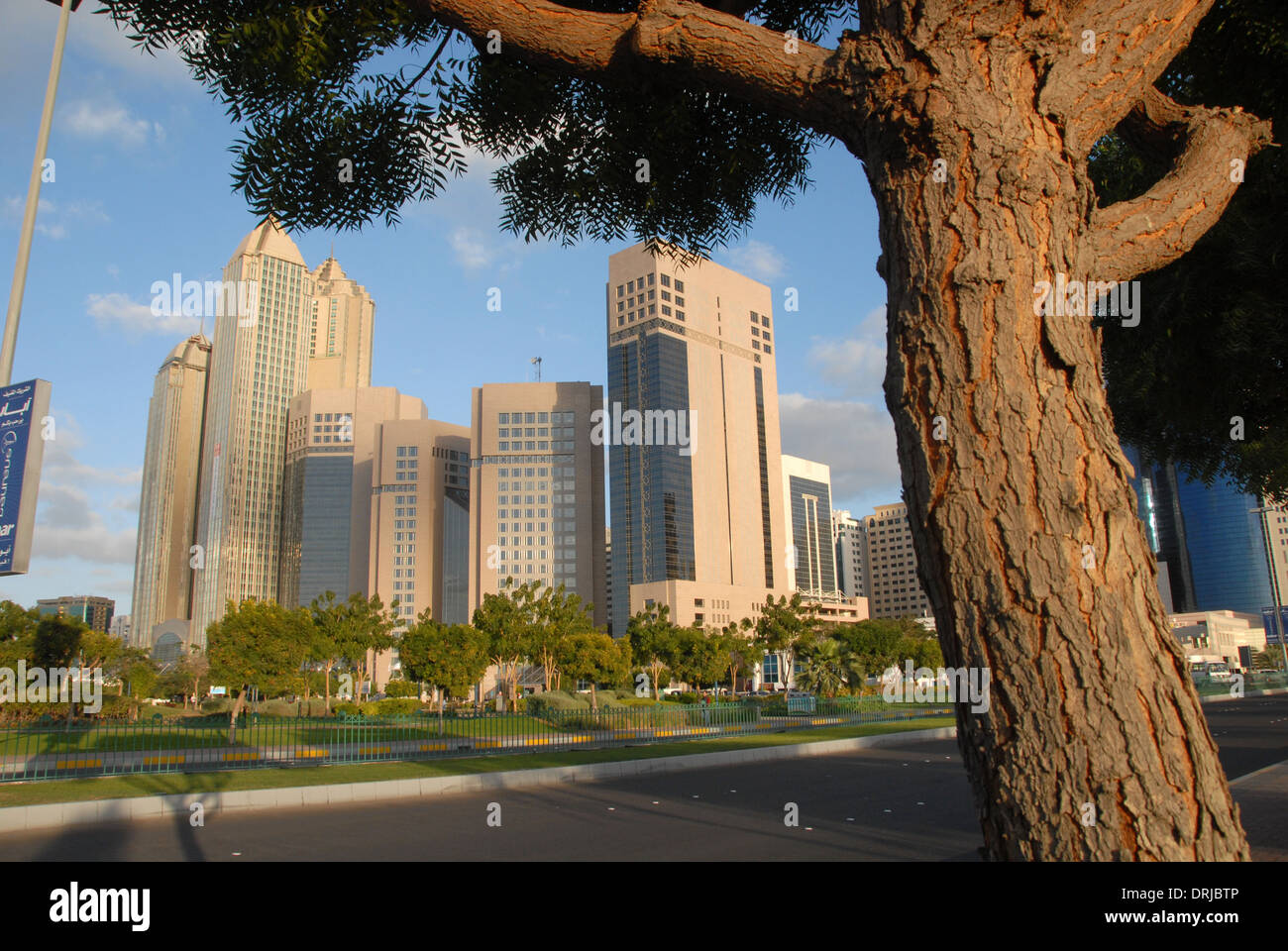 Einige der großen Firmengebäuden entlang der Corniche, Abu Dhabi, Vereinigte Arabische Emirate Stockfoto