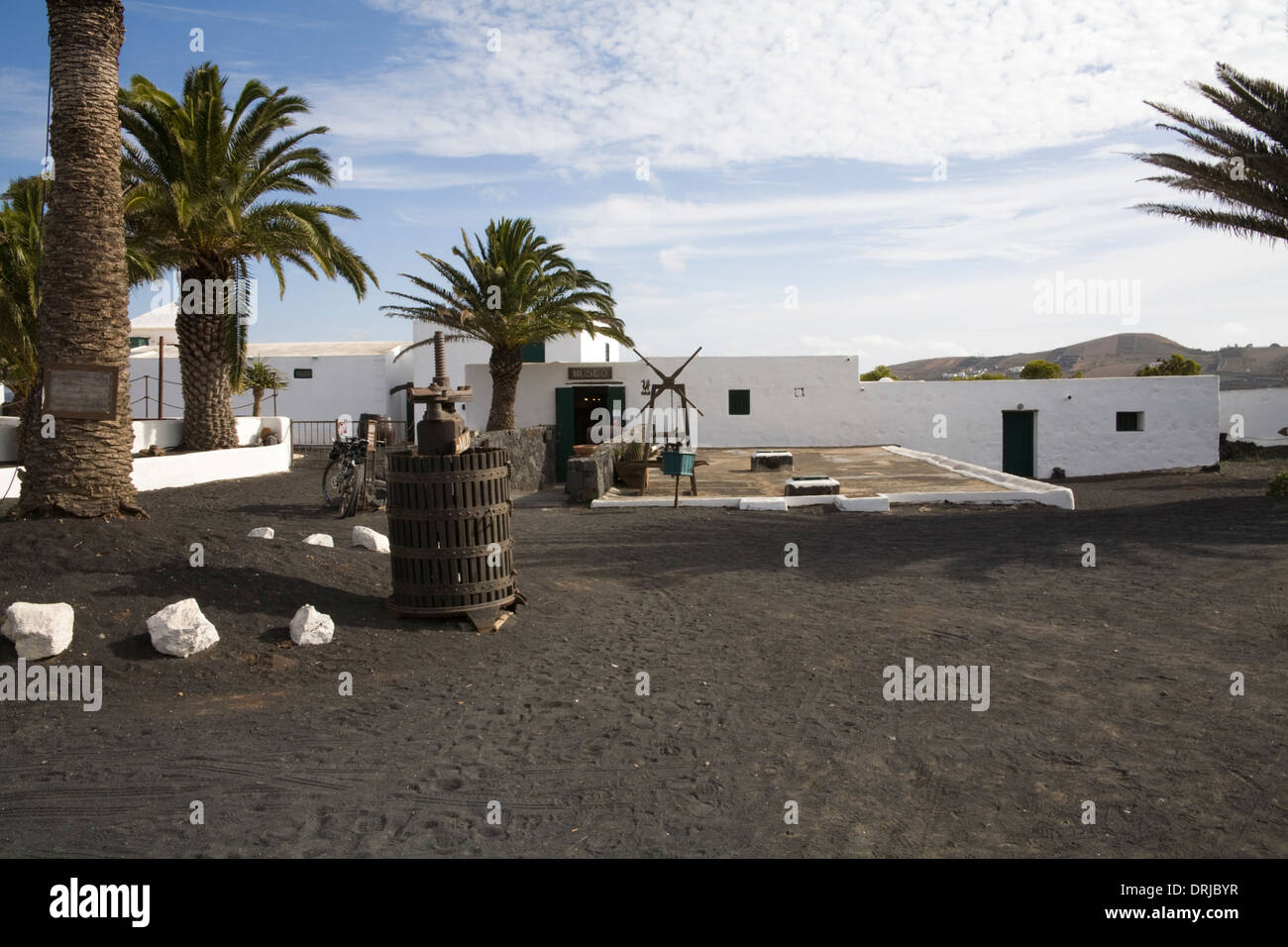 Masdache Lanzarote alte Weinpresse in Hof Outsidefamily besaß El Grifo Weingut mit Wein-Museum im alten Weinkeller Stockfoto