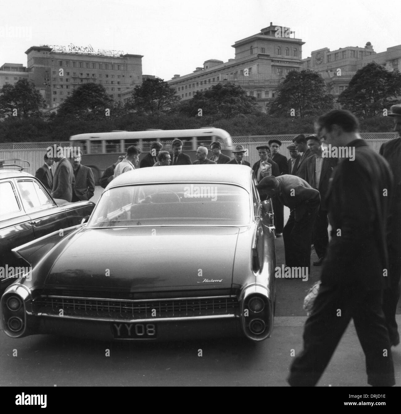 Personen an einem fremden Auto, Moskau, Russland Stockfoto