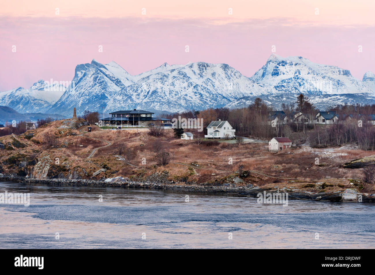 Saltstaumen, mit seinen starken Gezeitenströmungen und Bergkulisse, in der Nähe von Bodø, Norwegen Stockfoto