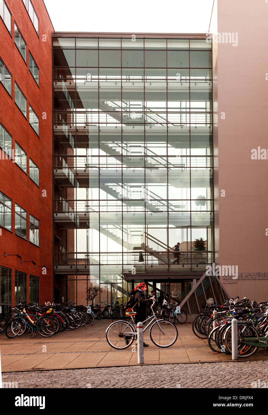 Aarhus oder Aarhus Universität in Dänemark mit weiblichen Radfahrer Stockfoto
