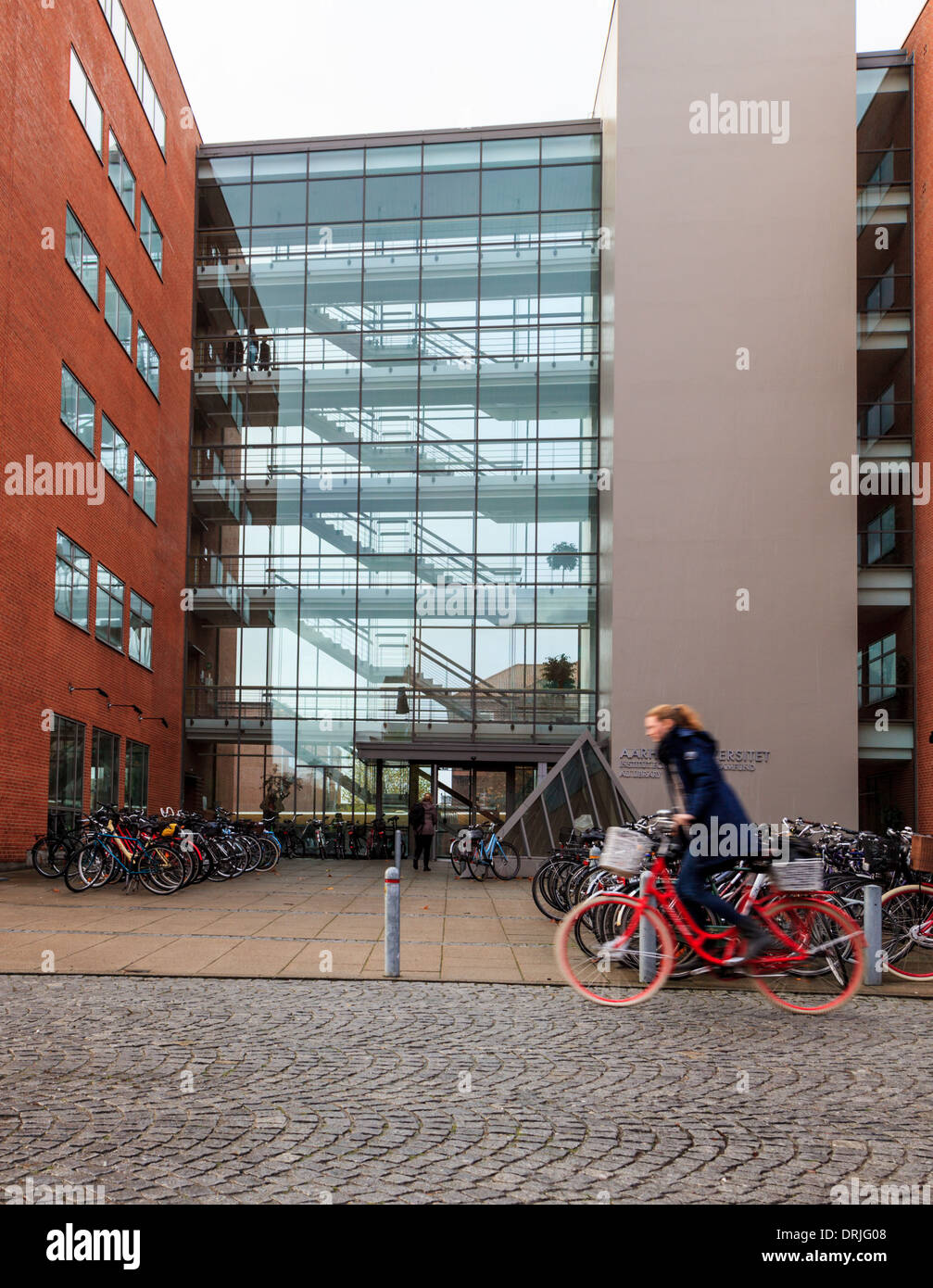 Aarhus oder Aarhus Universität in Dänemark mit weiblichen Radfahrer auf roten Fahrrad Stockfoto