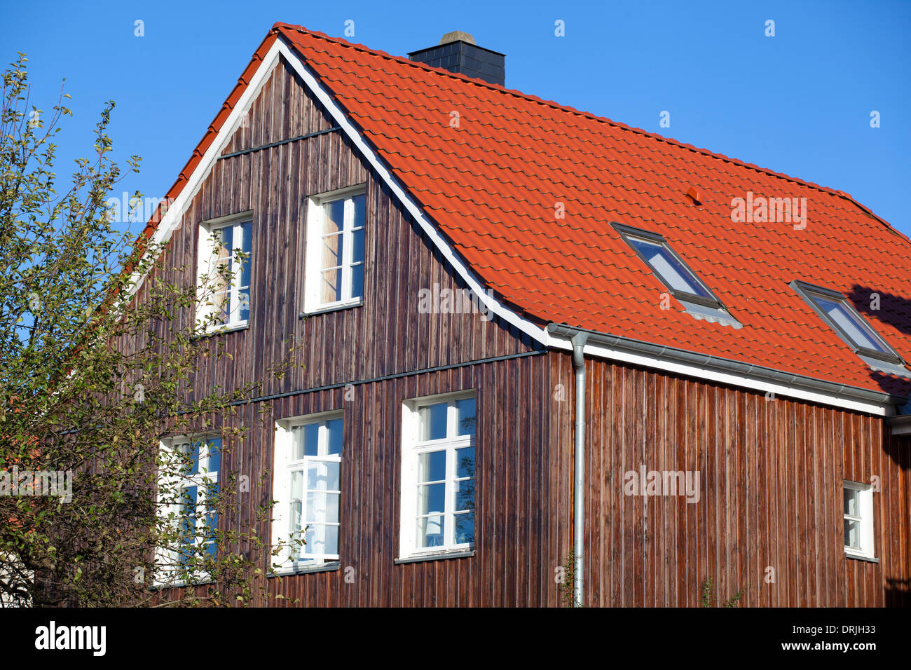 Haus mit einer Holzfassade Stockfoto