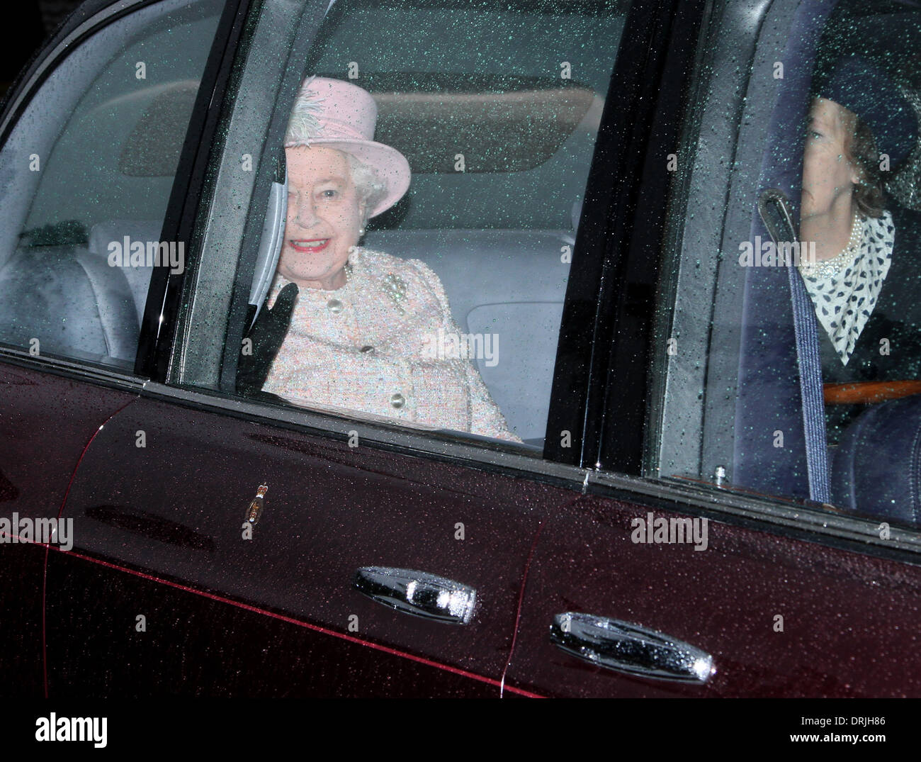 Sandringham, Norfolk, Großbritannien. 26. Januar 2014. HM Königin Elizabeth II zur Kirche in Sandringham. HM Königin Elizabeth II lächelt, Teilnahme an St. Maria Magdalena Kirche für Sonntagmorgen Service in Sandringham. Bild: Paul Marriott Fotografie/Alamy Live-Nachrichten Stockfoto