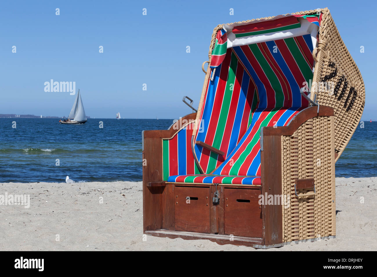 Mit Kapuze Strandkorb am Strand in der Nähe von Kiel, Deutschland Stockfoto
