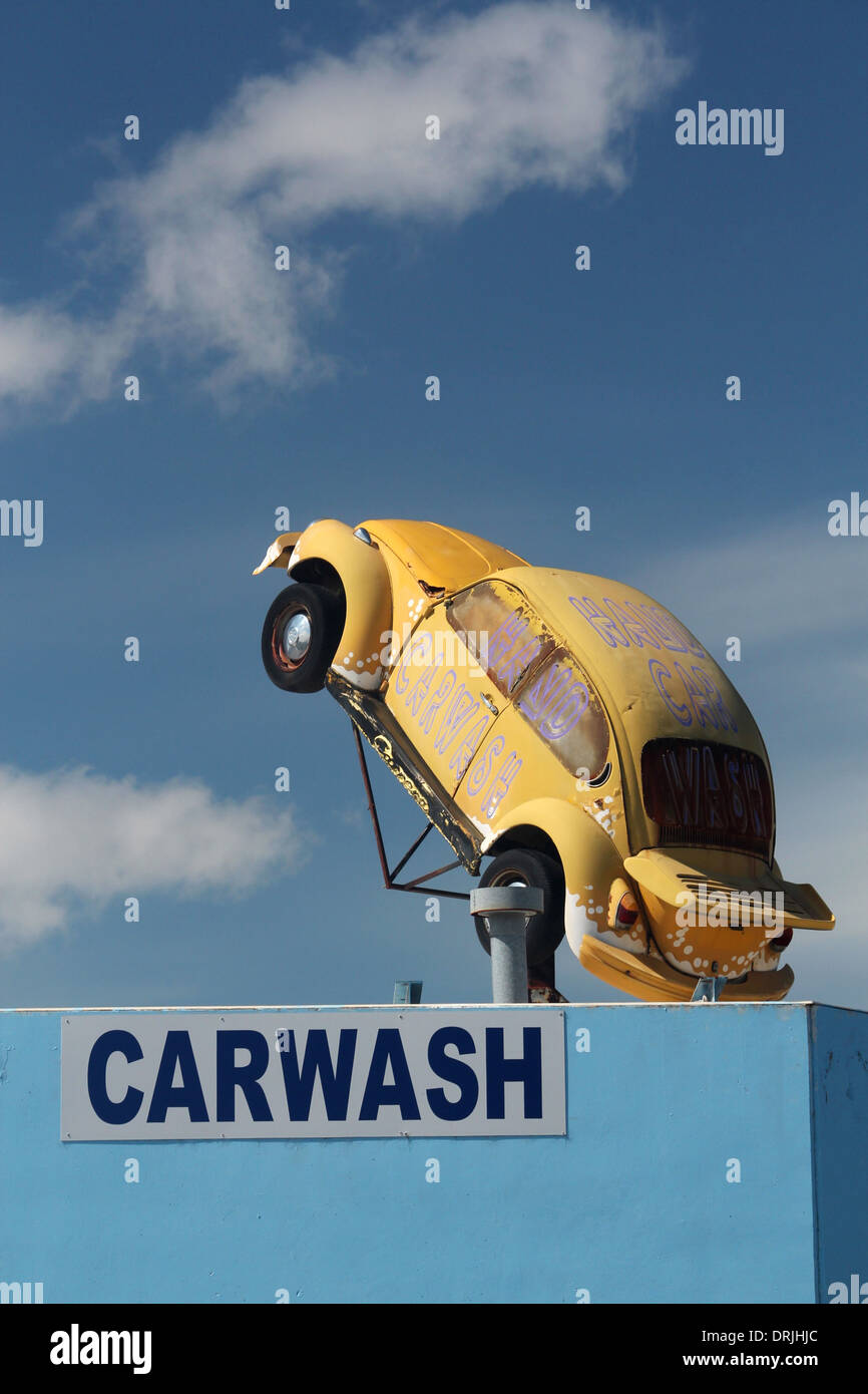 Carwash-Autowäsche Handzeichen mit Volkswagen Beetle VW Käfer auf Dach über Glendale NSW Australia Stockfoto