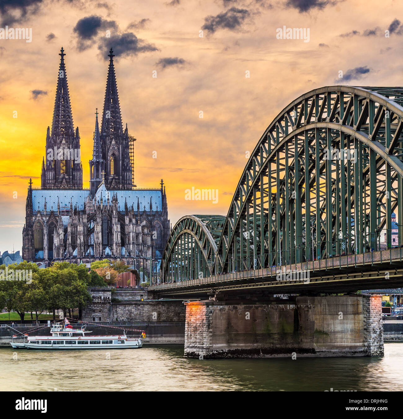 Köln am Dom und Brücke über den Rhein. Stockfoto