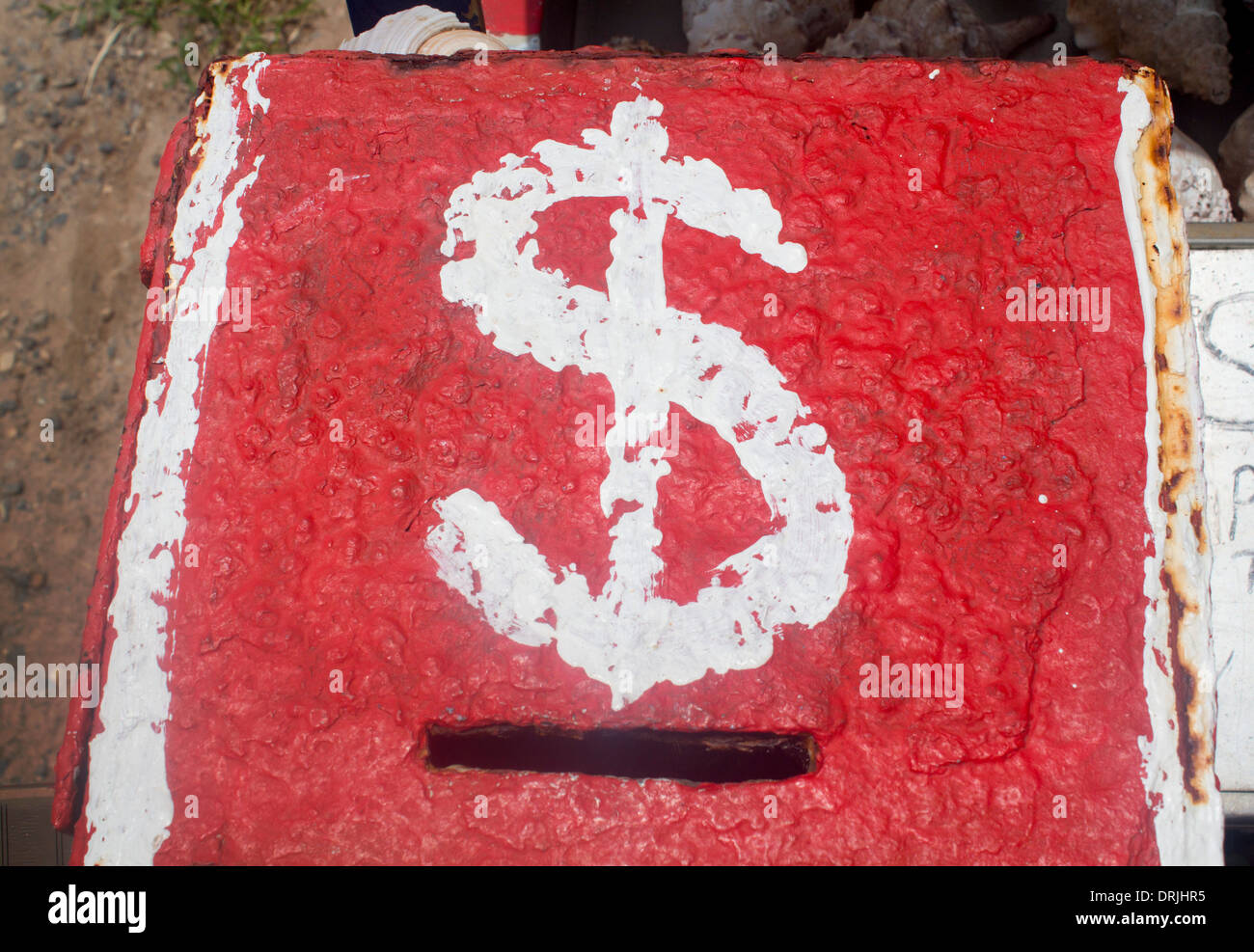 Dollarzeichen mit Geld Schlitz oben auf Ehrlichkeit Box für Zahlung Zahlungen Australien weiß auf rotem Grund lackiert Stockfoto