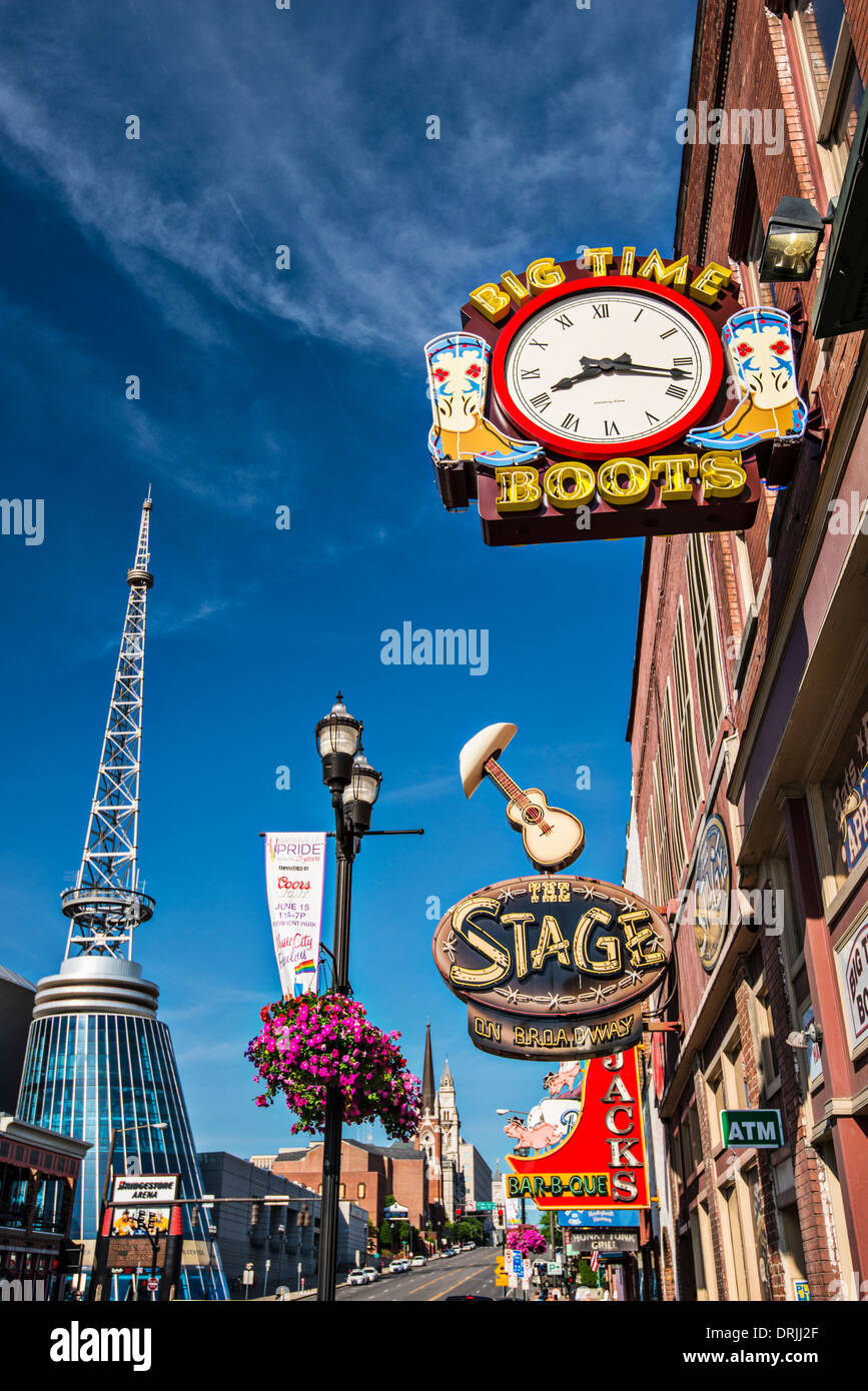 Nashville, Tennessee, USA Lower Broadway an den Honky Tonk Bars. Stockfoto