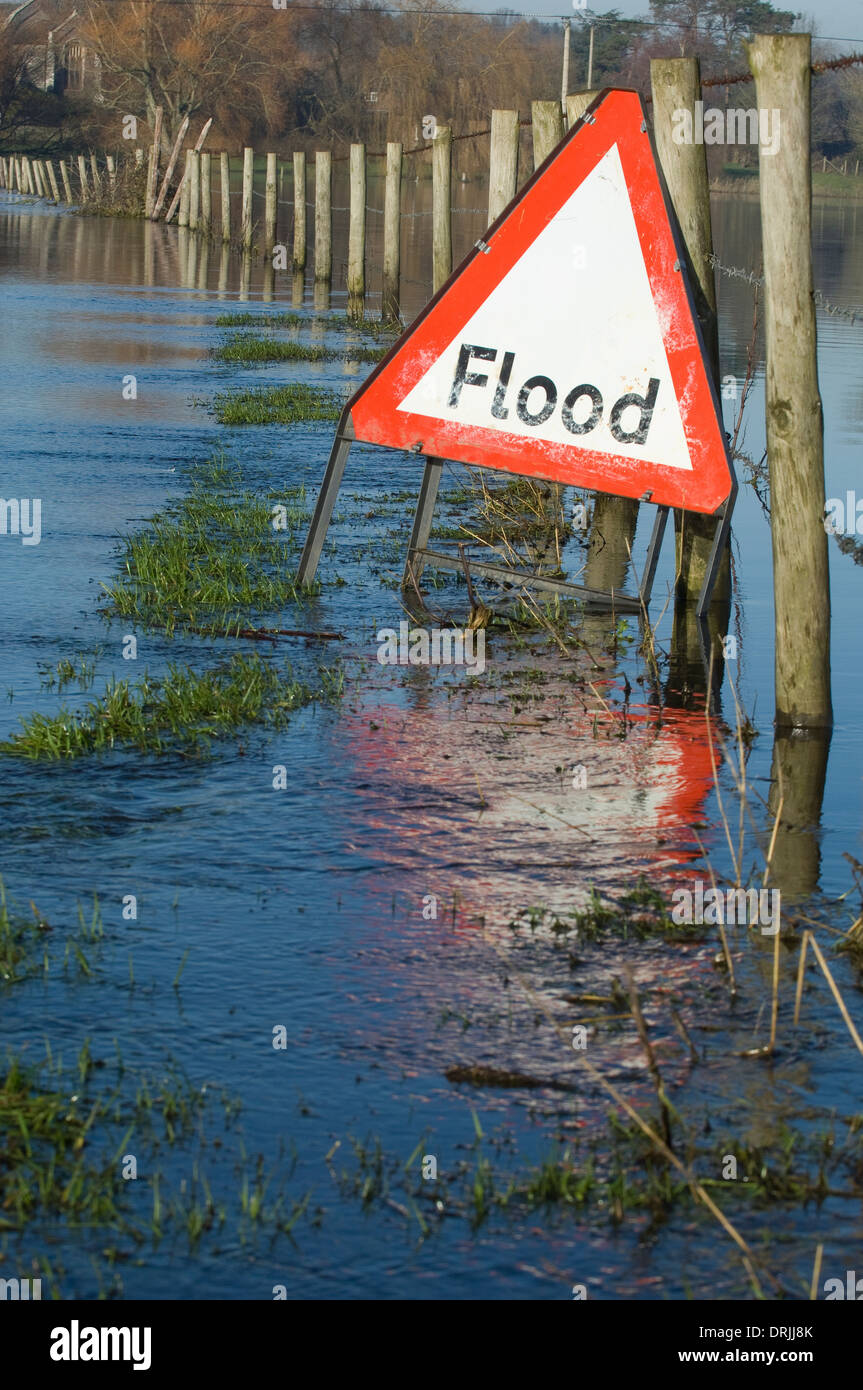 Überfluteten Landstraße mit Warnschild Stockfoto