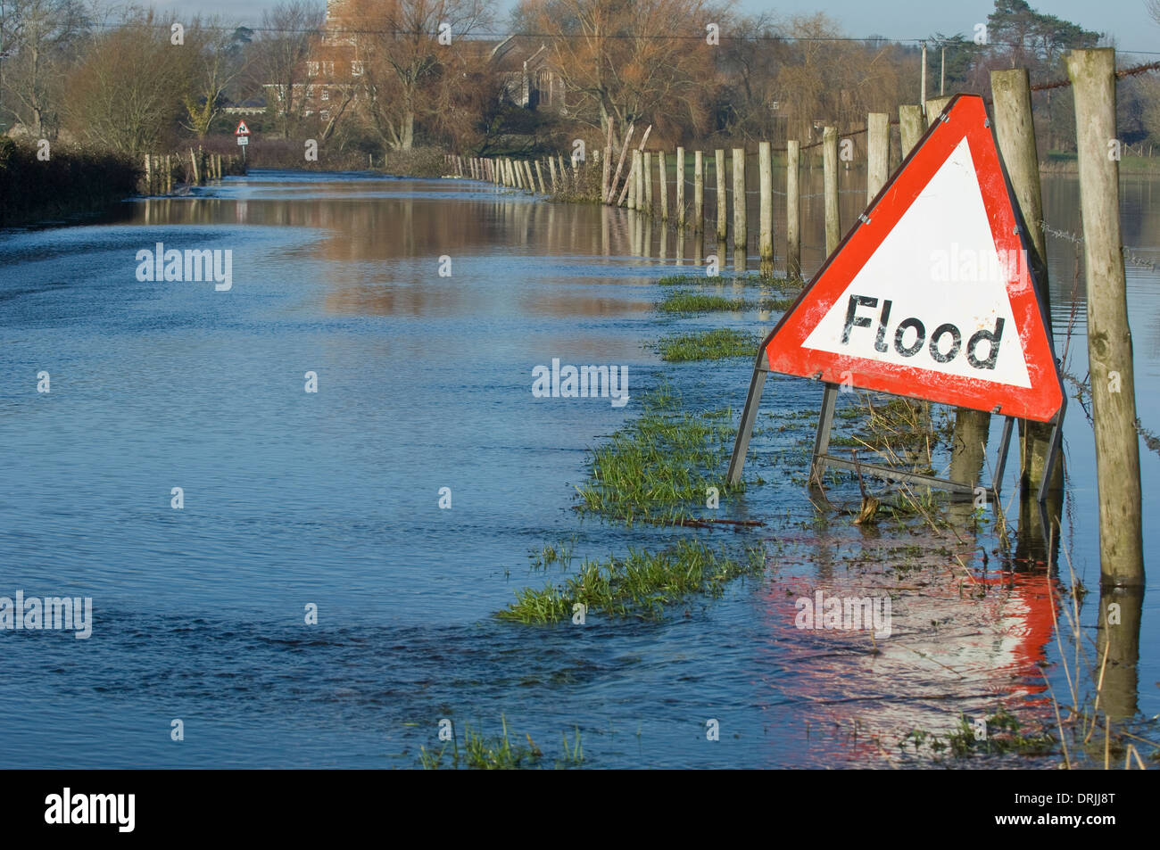 Überfluteten Landstraße mit Warnschild Stockfoto
