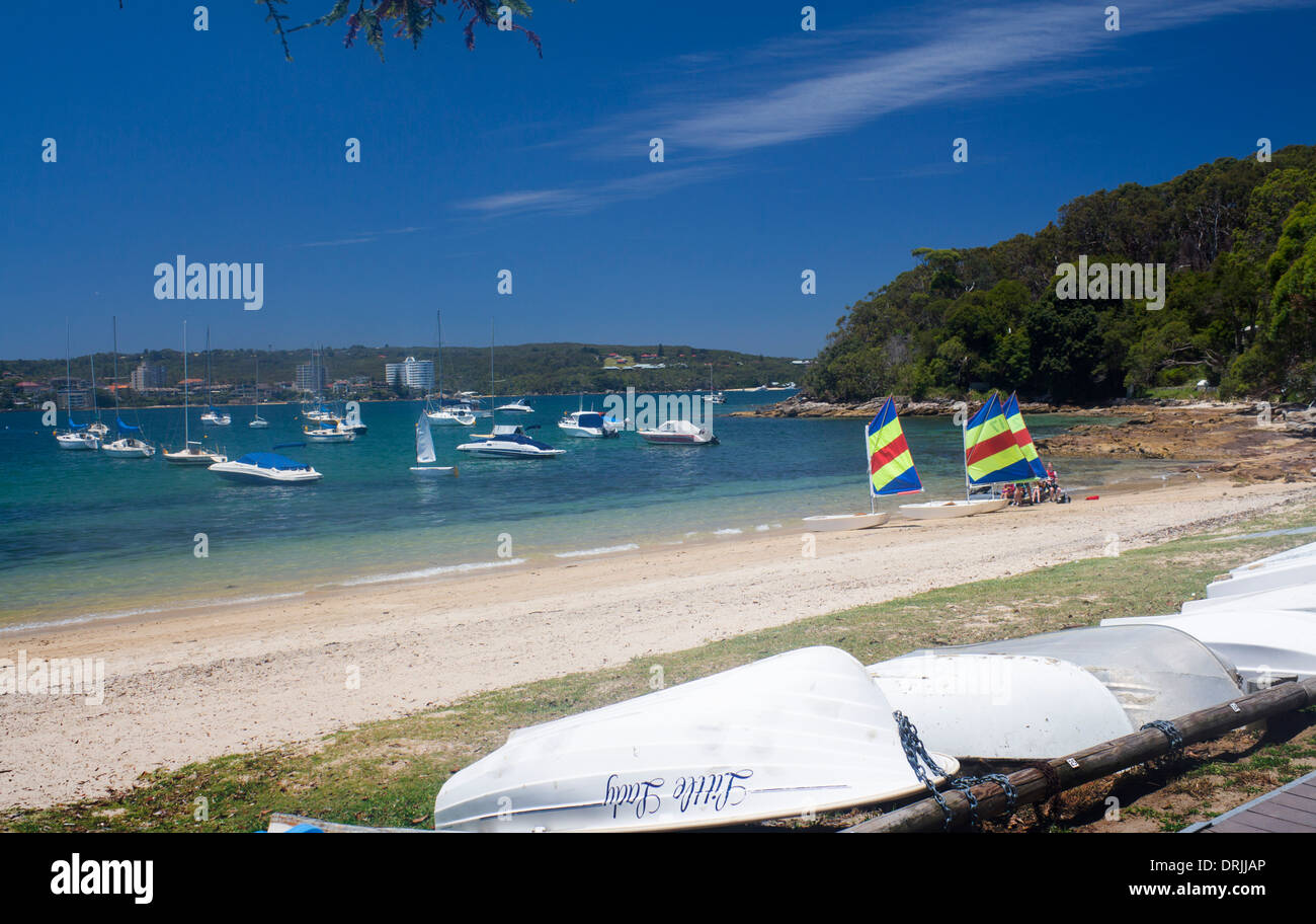 Vierzig Körbe Strand mit drei kleinen Segelbooten auf Sand North Harbour View über, Manly Sydney New South Wales NSW Australia Stockfoto