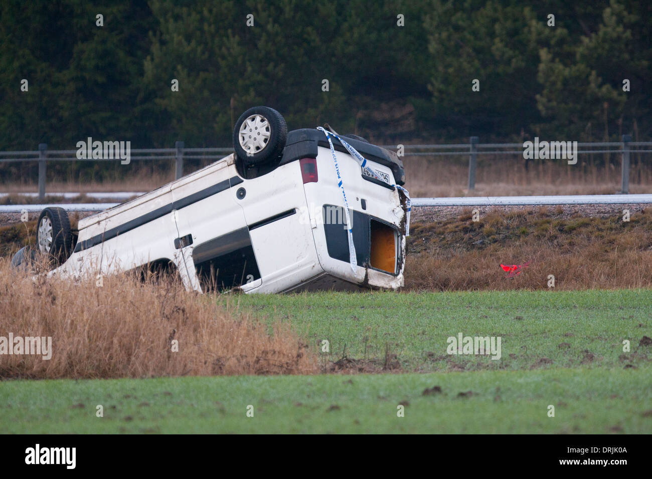 Auto von der Straße getrieben und umgedreht Stockfoto