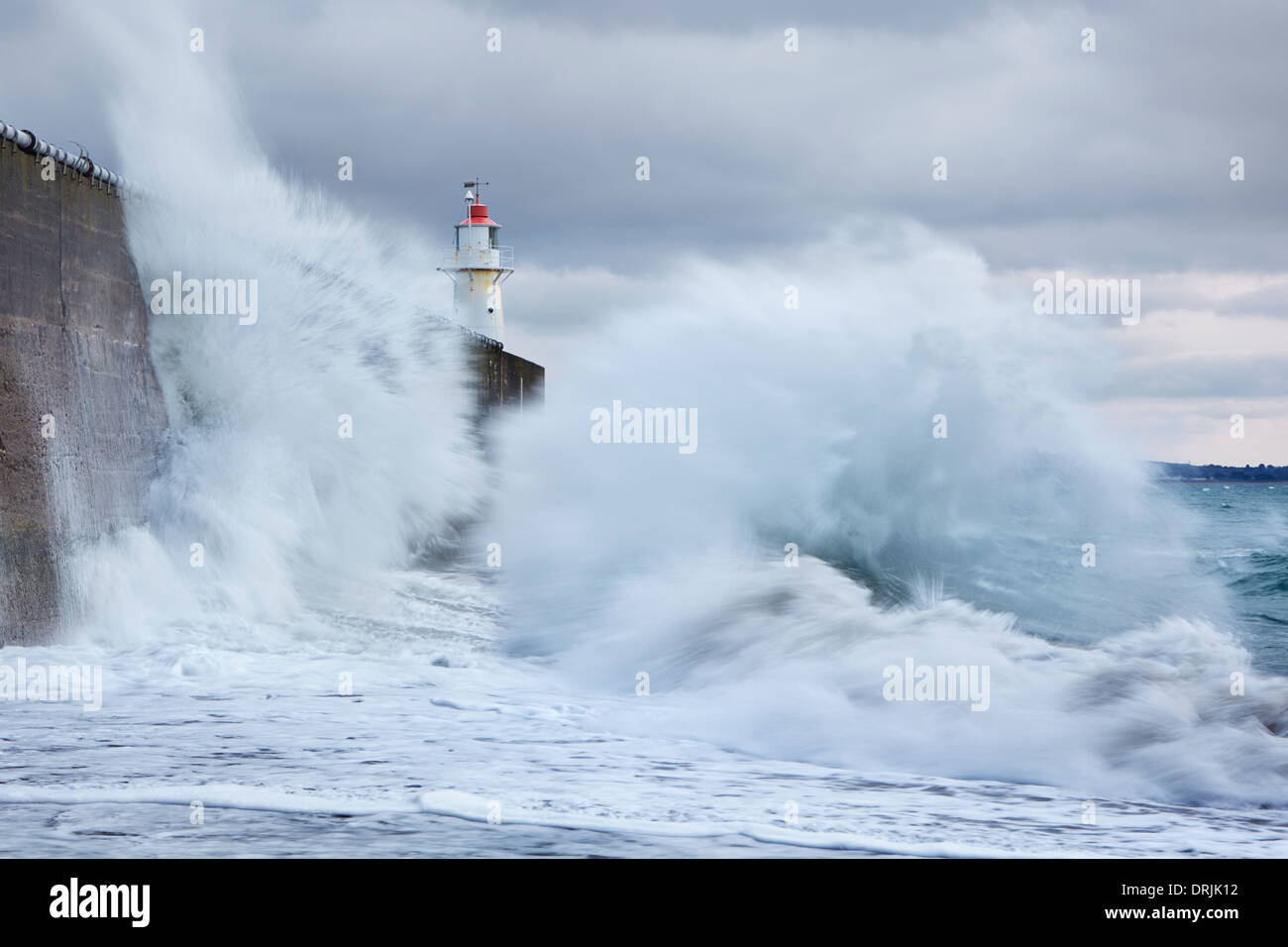 Große Wellen in den Deich in Newlyn kollidieren Stockfoto