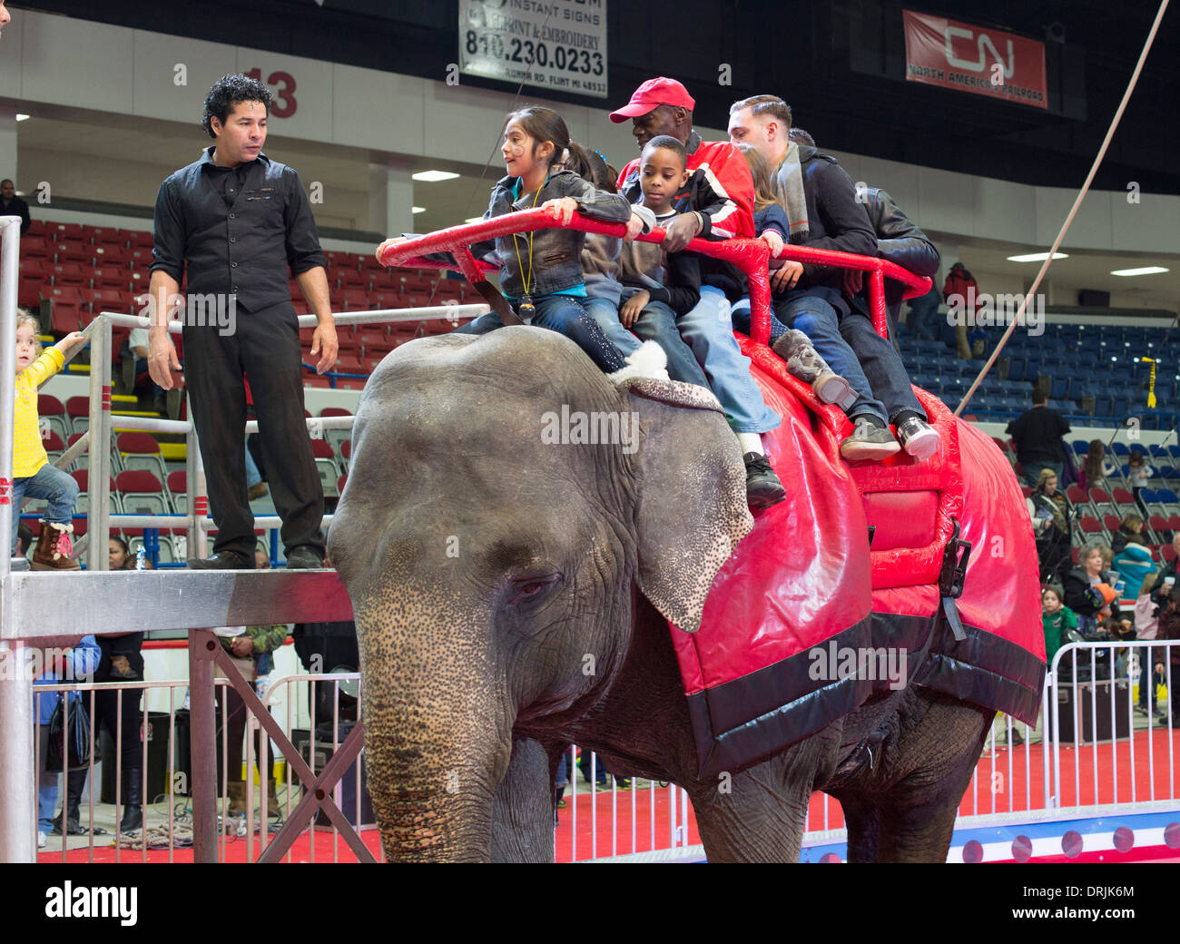 Flint, Michigan - Kinder Fahrt ein Elefant vor einer Aufführung des Schrein-Zirkus. Stockfoto