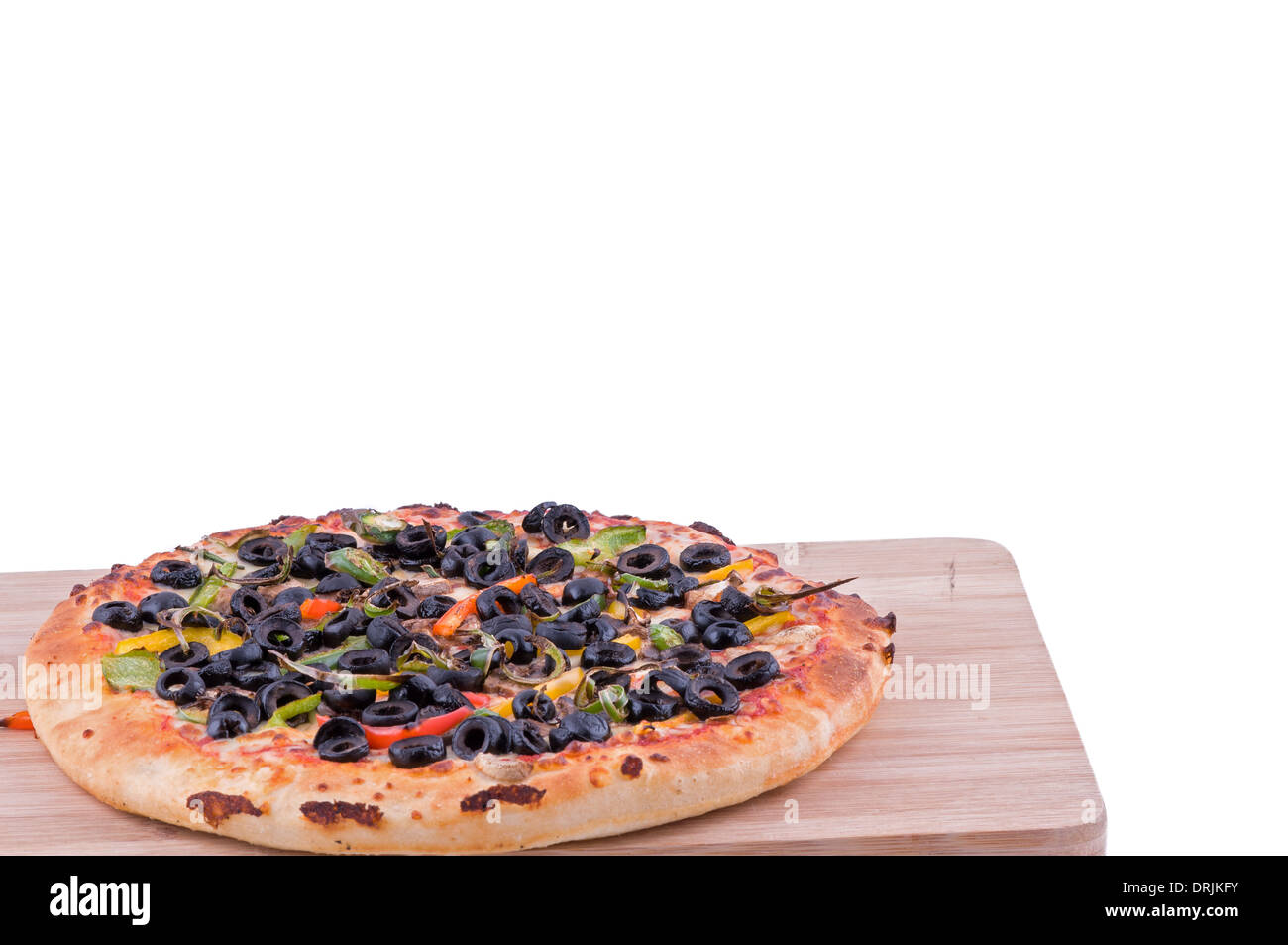 Vegetarische Pizza auf ein Schneidebrett, Richtfest gehören Oliven Tomaten, Paprika und Käse Stockfoto