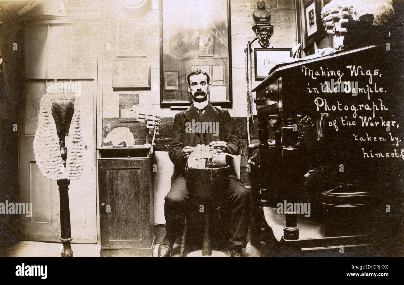 Perückenmachers macht eine Perücke für Juristen Stockfoto