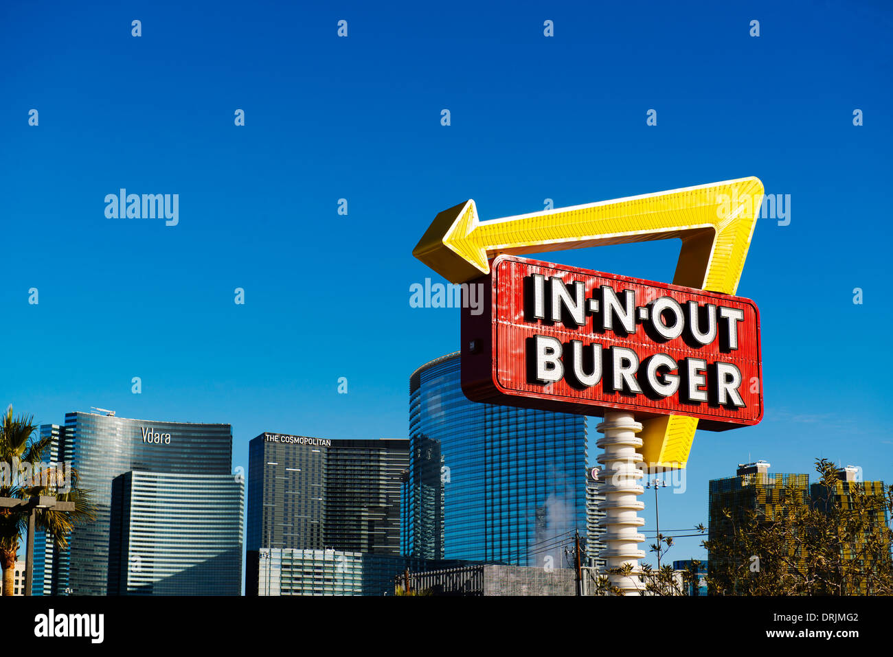 Melden Sie sich für ein Fast-Food-Burger-Restaurant mit der Skyline von Las Vegas über. Stockfoto
