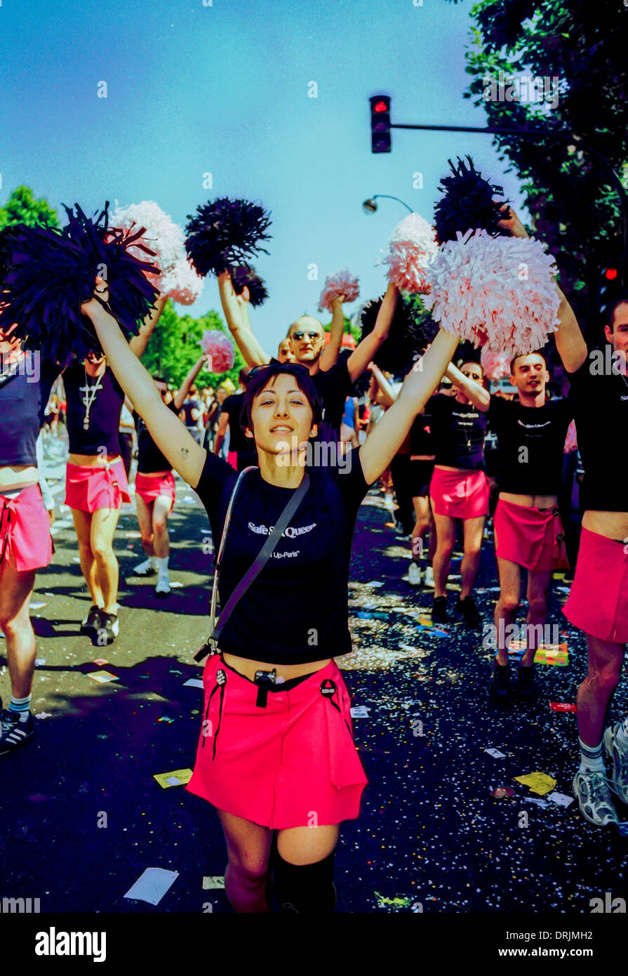 Paris, Frankreich, große Menschenmenge, Gay Pride Parade, AIDS-hiv-Aktivisten in Pom-Pom-Girl-Outfits tanzen auf der Straße von Act Up-Paris, Jugendaktivist lgbt, hiv-marsch junge Frau in einer Menge Stockfoto