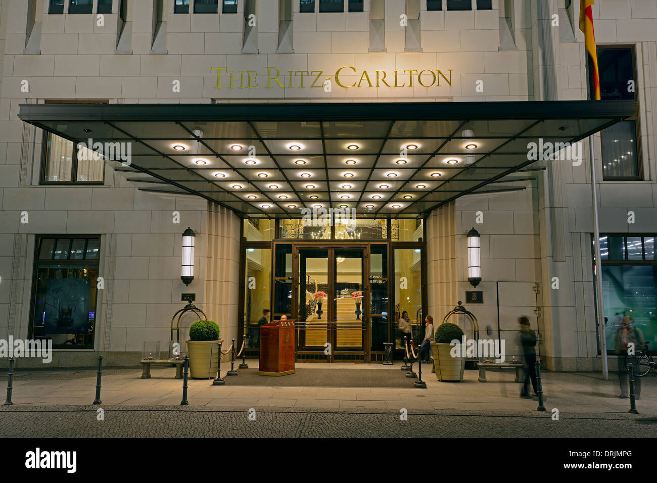 Eingang zum Kratzen Carlton Hotel in das Beisheim-Center am Abend Potsdam place, Berlin, Mitte, Deutschland, Europa, Pub Stockfoto