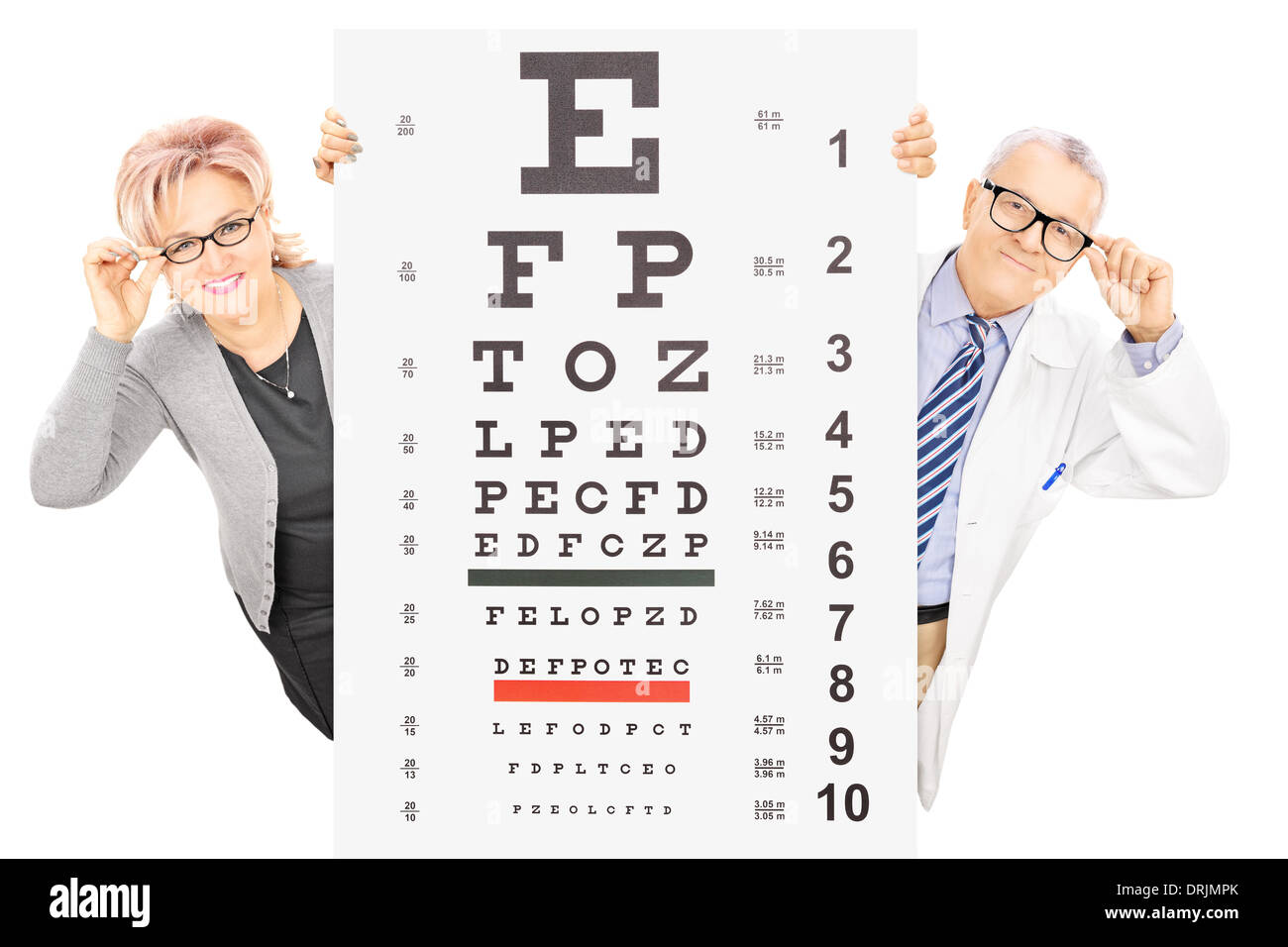 Applying Frau und einem männlichen Optiker hinter Sehtest Stockfoto
