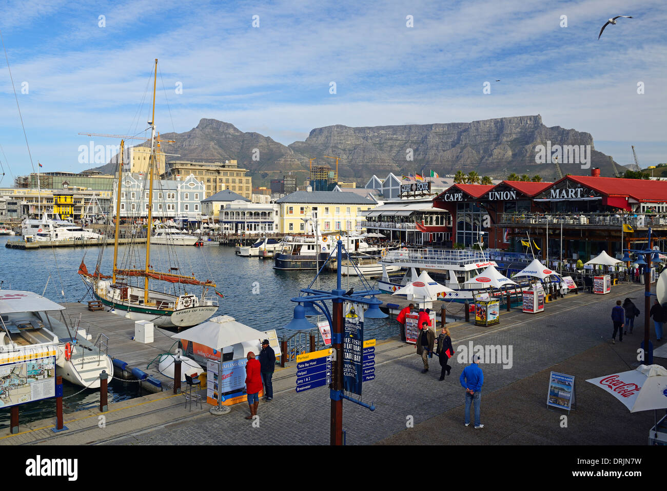 Victoria und Alfred Waterfront, Touristenzentrum, im Hintergrund den Tafelberg, Kapstadt, Westkap, Westkap, Südafrika, Afr Stockfoto