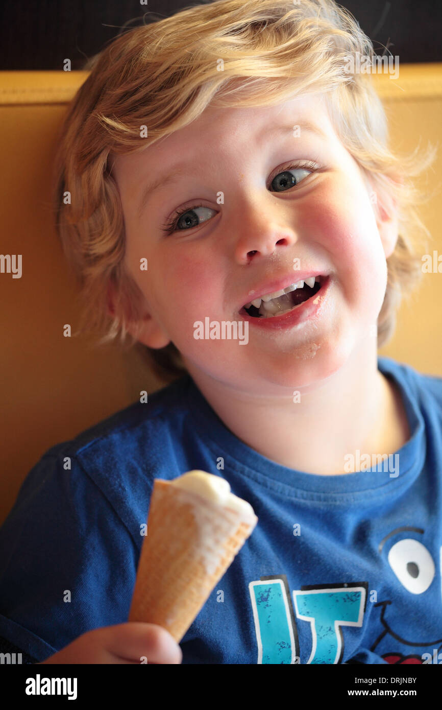 Kleiner Junge essen Eiscreme-Kegel Stockfoto