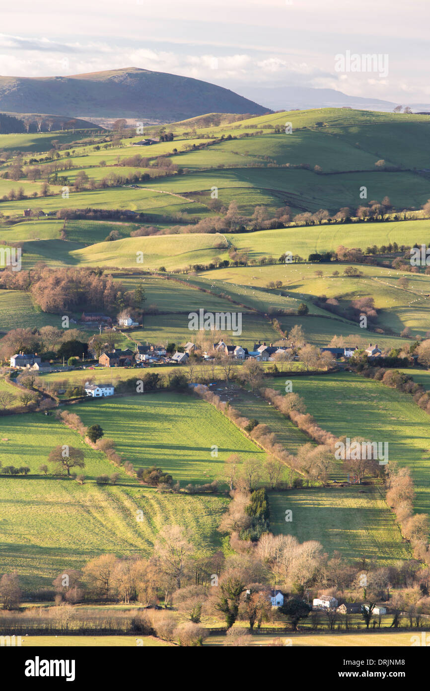 Das Dorf Wentnor liegt auf einem Bergrücken mit Blick auf die Sandplatzspezialist Tal, Shropshire, England, UK Stockfoto