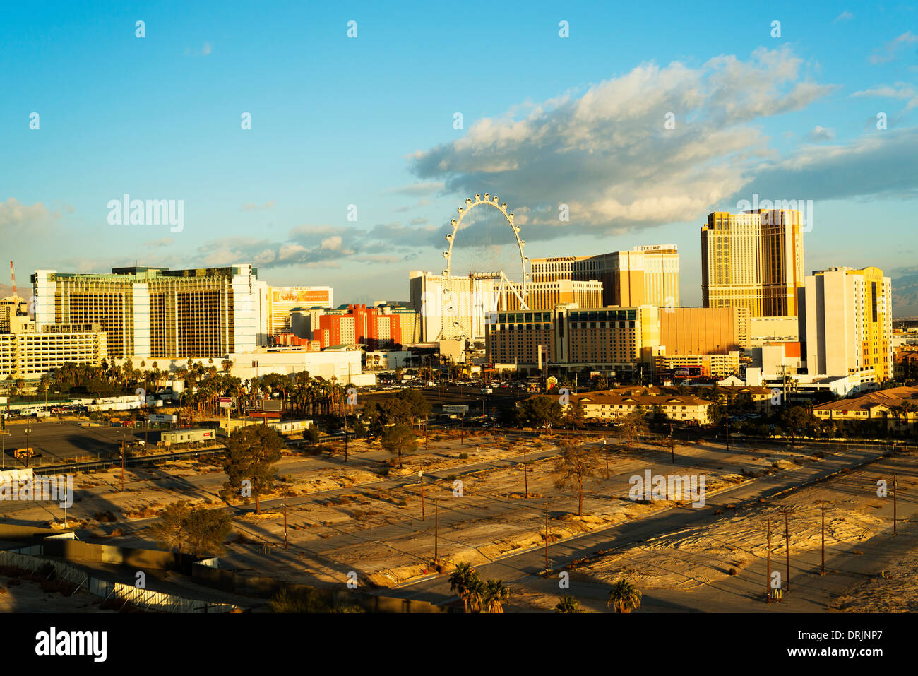 Skyline von Las Vegas in der unvollständigen Immobilienentwicklung im Vordergrund am späten Nachmittag. Stockfoto