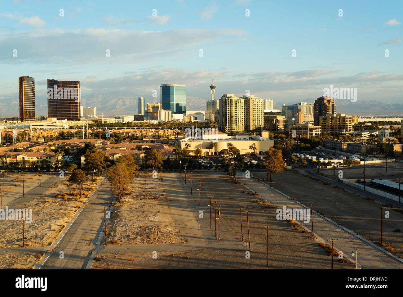 Skyline von Las Vegas mit unvollständigen Entwicklung im Vordergrund. Stockfoto