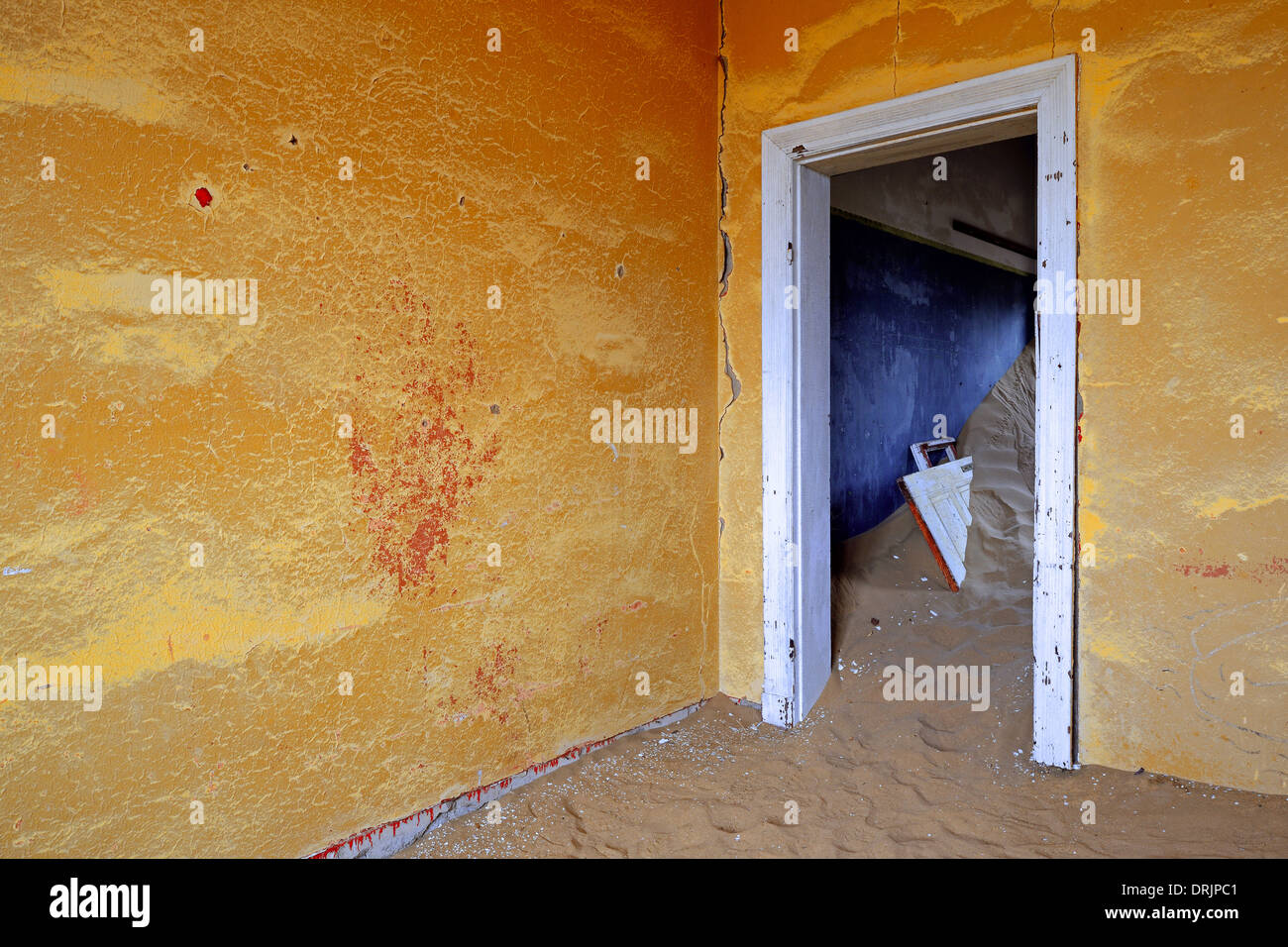 Dünen und Wüstensand entnommen Wohngebäude, Gebäude in der ehemaligen Diamant Stadt Kolmanskuppe, Kolmansko funktioniert Stockfoto