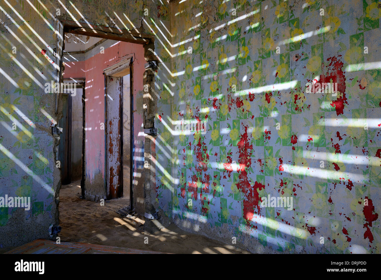 Licht spielt in Dünen und Wüstensand genommen Wohngebäude, Gebäude in der ehemaligen Diamant-Stadt Kolmansk arbeiten Stockfoto