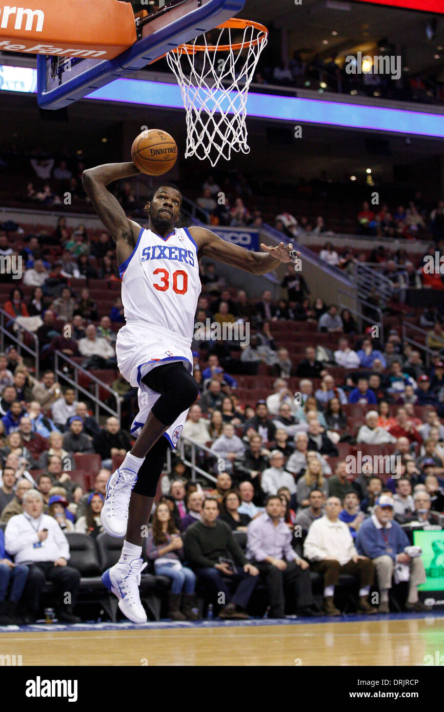 Philadelphia, Pennsylvania, USA. 27. Januar 2014. Philadelphia 76ers Zentrum steigt Dewayne Dedmon (30) für die Dunk während der NBA-Spiel zwischen den Phoenix Suns und die Philadelphia 76ers im Wells Fargo Center in Philadelphia, Pennsylvania. (Christopher Szagola/Cal Sport Media) Bildnachweis: Cal Sport Media/Alamy Live-Nachrichten Stockfoto