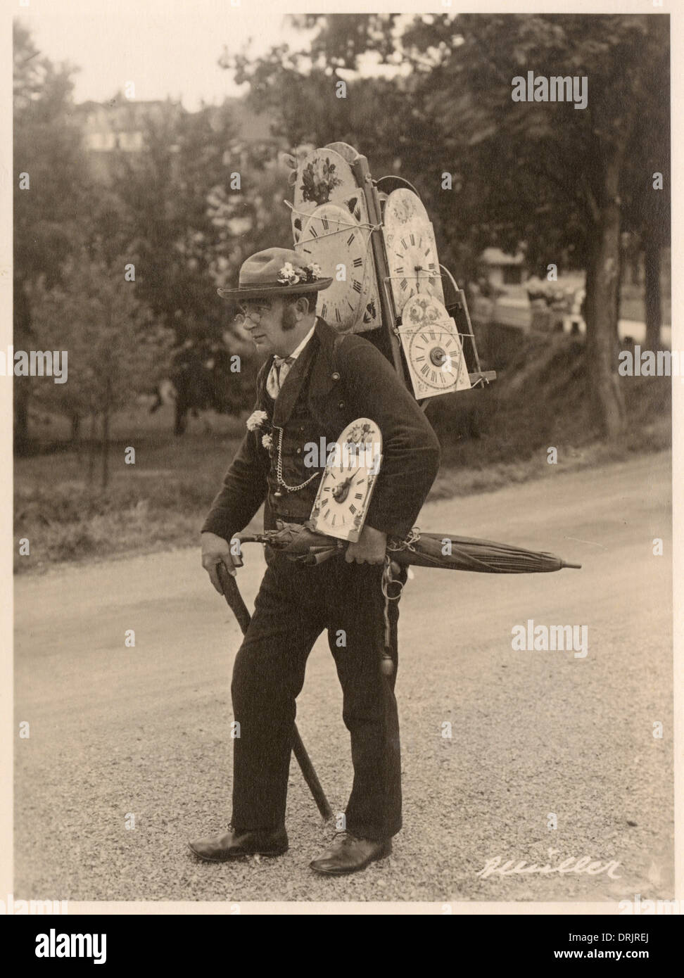 Ein Mann mit einem Rucksack voller Zifferblättern. Stockfoto