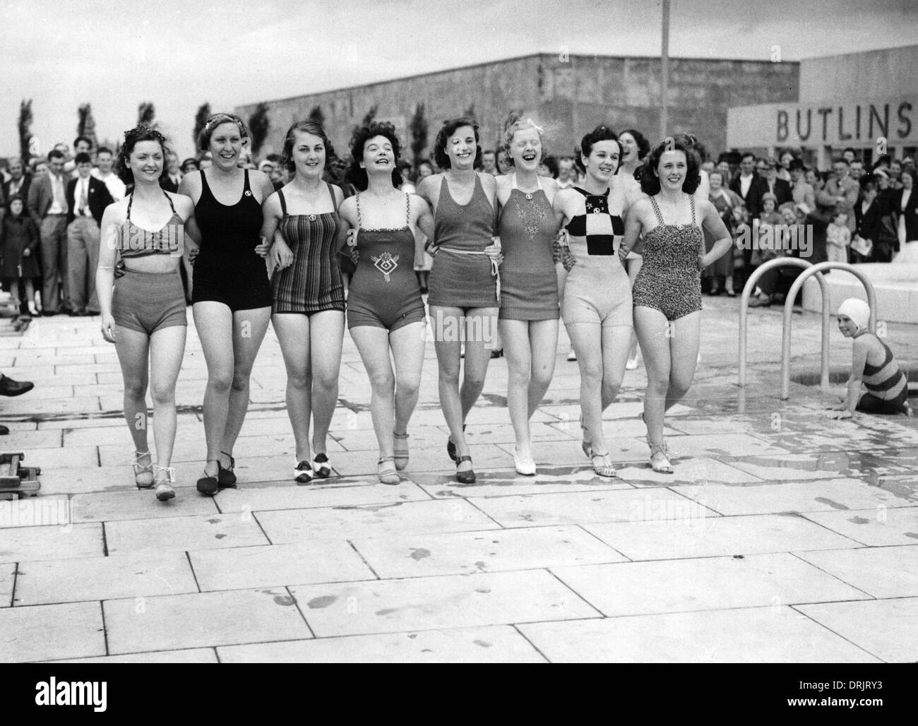 Eine Gruppe von Frauen in Badeanzügen im Butlins Holiday camp Stockfoto