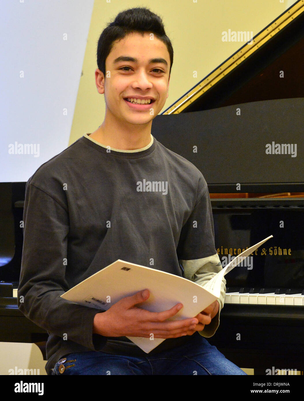 Weimar, Deutschland. 27. Januar 2014. Pianist Elham Fanoos aus Afghanistan sitzt am Klavier in der Hochschule für Musik "Franz Liszt" in Weimar, Deutschland, 27. Januar 2014. Der 16-jährige in Kabul lebt und studiert an der afghanischen nationalen Institute of Music, die einzige Universität, die Lehre der westlichen klassischen Musik. Er kam nach Weimar als Gaststudentin für drei Monate bis Mitte Februar. Foto: Martin Schutt/Dpa/Alamy Live News Stockfoto