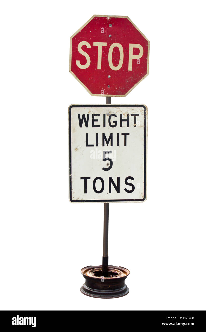 Stop und 5 Tonnen Gewicht beschränken schmutzig Nummernschild isoliert auf weiss. Stockfoto