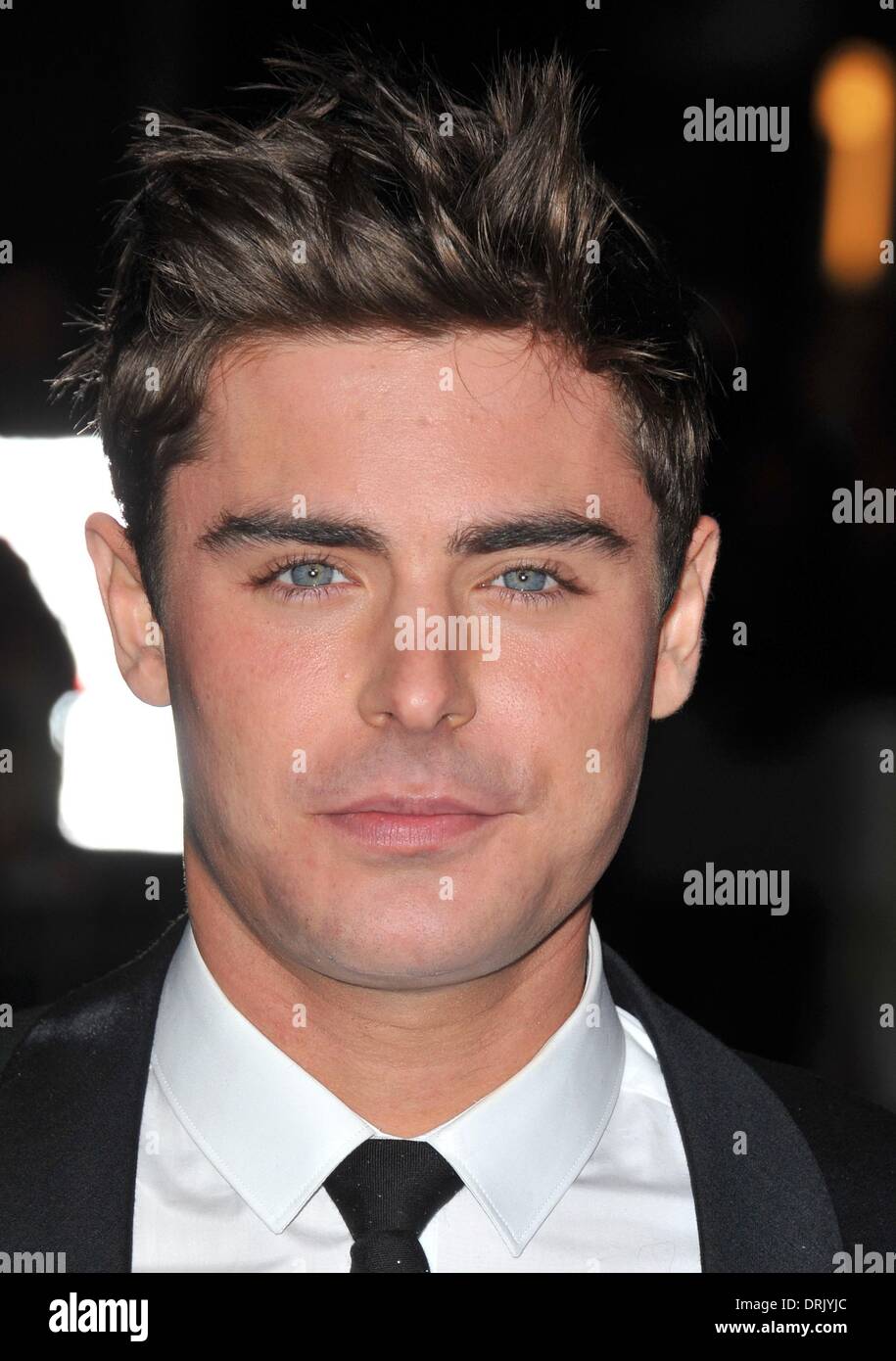 Los Angeles, CA, USA. 27. Januar 2014. Zac Efron bei der Ankunft, dass PEINLICHE MOMENT Premiere, Regal Kinos LA LIVE Stadion 14, Los Angeles, CA 27. Januar 2014. Bildnachweis: Dee Cercone/Everett Collection/Alamy Live-Nachrichten Stockfoto
