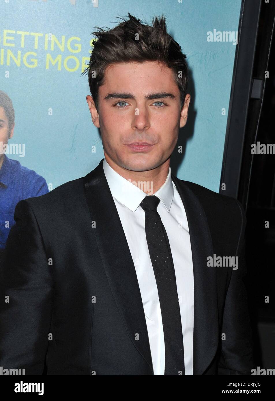 Los Angeles, CA, USA. 27. Januar 2014. Zac Efron bei der Ankunft, dass PEINLICHE MOMENT Premiere, Regal Kinos LA LIVE Stadion 14, Los Angeles, CA 27. Januar 2014. Bildnachweis: Dee Cercone/Everett Collection/Alamy Live-Nachrichten Stockfoto