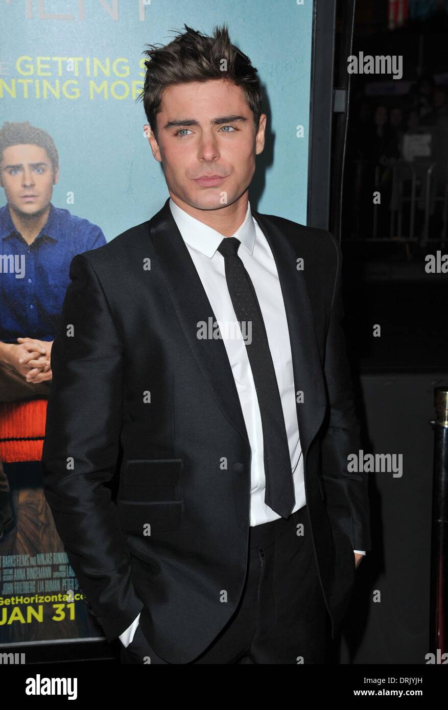 Los Angeles, CA, USA. 27. Januar 2014. Zac Efron bei der Ankunft, dass PEINLICHE MOMENT Premiere, Regal Kinos LA LIVE Stadion 14, Los Angeles, CA 27. Januar 2014. Bildnachweis: Dee Cercone/Everett Collection/Alamy Live-Nachrichten Stockfoto